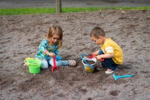 Read more about the article 6 pași prin care să-ți ajuți copilul să se descurce singur în diferite contexte sociale