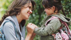 Read more about the article Afecțiunea pe care le-o dăruim copiilor le influențează nivelul de fericire