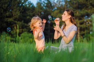 Read more about the article De ce ne e greu să petrecem timp de calitate cu ai noștri copii?