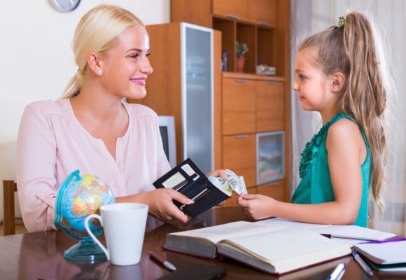Read more about the article Cum îi vorbeşti copilului tău despre valoarea banilor