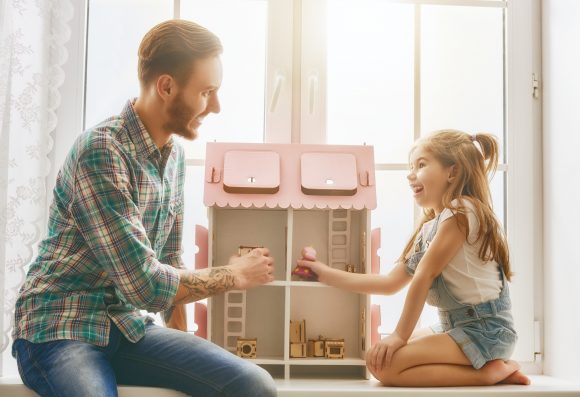 Read more about the article 5 Căsuțe pentru păpuși pe care merită să le cumperi fetiței tale
