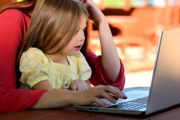 Read more about the article Cedezi mereu în fața copilului? S-ar putea să fii un părinte prea permisiv
