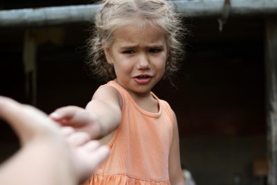 8 capcane pe care să le eviţi când pui limite - fetiţă supărată cere ajutor