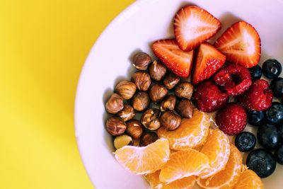 mix de fructe și nuci amestec sănătos plin de vitamine pentru mic dejun sau gustare