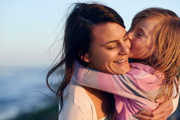 Read more about the article Psihologii au descoperit beneficiile pe care le au copiii crescuţi de mame singure. Iată care sunt acestea!