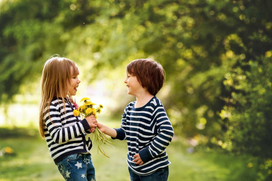 copii care culeg flori