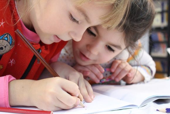 Read more about the article 24 întrebări care te vor ajuta să identifici cât de pregătit este copilul tău să meargă la școală