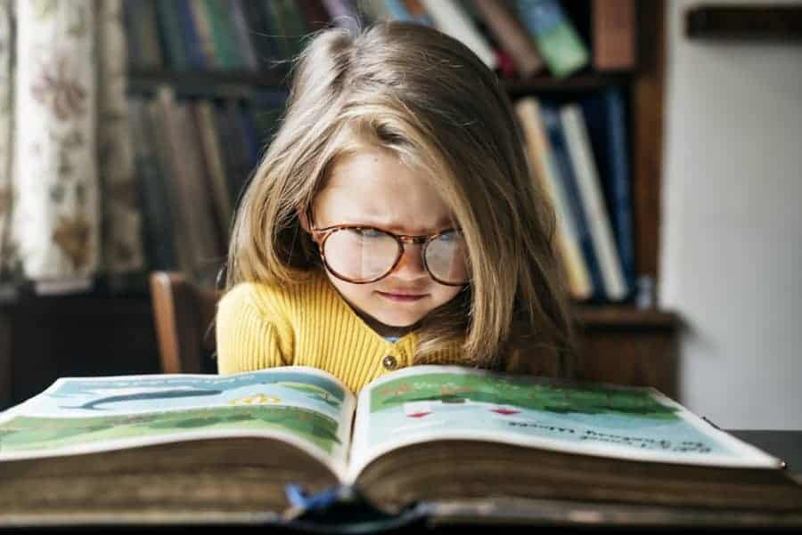 copil inteligent care citete