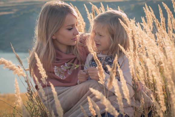 Read more about the article 4 tehnici care te vor ajuta să adopți o atitudine pozitivă față de copil