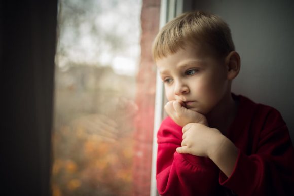 Read more about the article Cum se manifestă frica de abandon la copii?