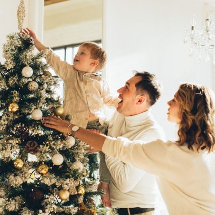 Read more about the article Cum să cultivi bucuria de a dărui în sufletul copilului tău și 50 de idei pentru alegerea cadourilor de Crăciun