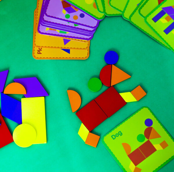 Joc Puzzle de tip TANGRAM cu forme geometrice colorate din lemn și cartonașe cu modele 4