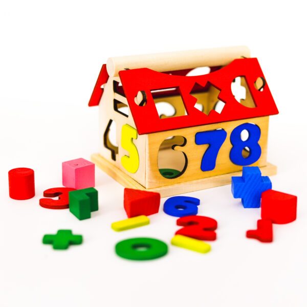 Căsuță din lemn cu sortator de cifre și forme geometrice colorate 1