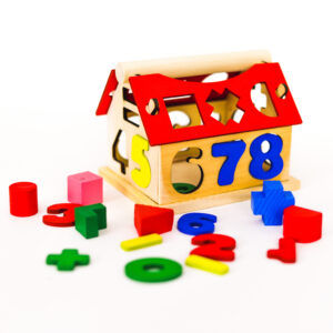 Căsuță din lemn cu sortator de cifre și forme geometrice colorate