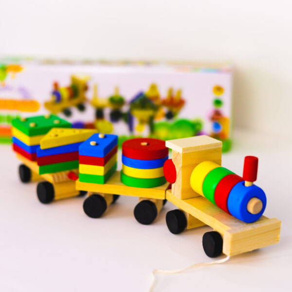 Trenuleț colorat din lemn cu 2 vagoane și forme geometrice de construit, cu sfoară de tras 6